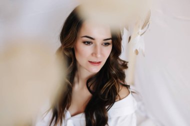 Koyu saçlı güzel bir kadının portresi. Stüdyoda poz veren güzel bir esmer. Romantik çekim.