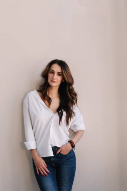 Koyu saçlı güzel bir kadının portresi. Stüdyoda poz veren güzel bir esmer. Romantik çekim.