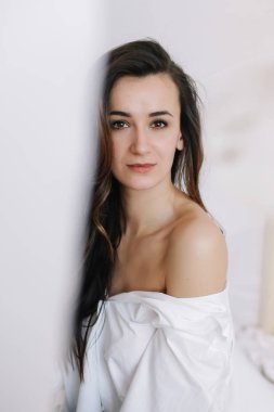 Koyu saçlı güzel bir kadının portresi. Stüdyoda poz veren güzel bir esmer. Romantik çekim.