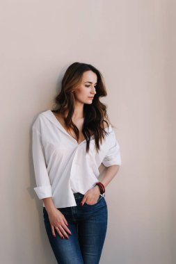 Koyu saçlı güzel bir kadının portresi. Stüdyoda poz veren güzel bir esmer. Romantik çekim.