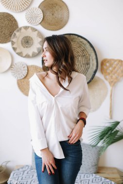 Özgün bir iç güzellikte genç bir kadının portresi. Stüdyoda poz veren güzel bir esmer..