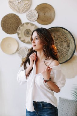 Özgün bir iç güzellikte genç bir kadının portresi. Stüdyoda poz veren güzel bir esmer..