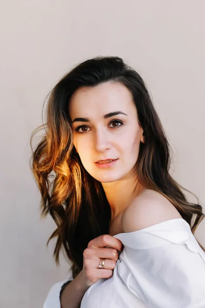 Portret van een jonge mooie vrouw met donker haar. Mooie jonge brunette die poseert in de studio. Romantisch schot — Stockfoto