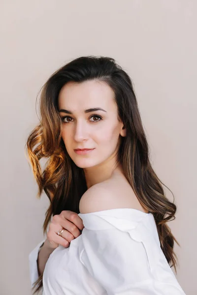 Portret van een jonge mooie vrouw met donker haar. Mooie jonge brunette die poseert in de studio. Romantisch schot — Stockfoto