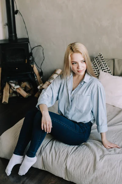 Porträt einer jungen schönen Frau, die morgens zu Hause im Bett liegt. blondes Mädchen im skandinavischen Interieur. Guten Morgen. Lebensstil. — Stockfoto
