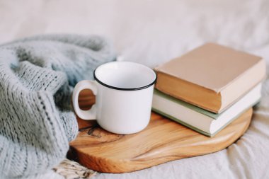 Kitaplar ve kahve fincanı. Yatakta kahvaltı. İyi sabahlar. Atmosferik hygge tarzı. düz, durgun hayat