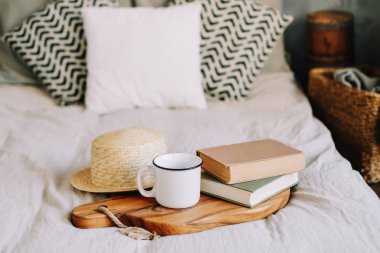 Kitaplar ve kahve fincanı. Yatakta kahvaltı. İyi sabahlar. Atmosferik hygge tarzı. düz, durgun hayat