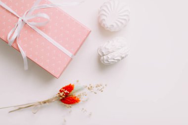 Doğum günü, düğün ve kız işi konsept. Beyaz arka planda fiyonklu pembe hediye kutusu mevcut ve büyüleyici moda hediyesi.. 