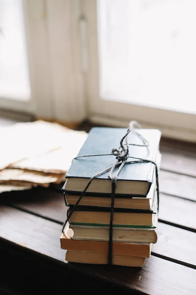 Acogedor interior de la casa caída. Una pila de libros. Puesta plana . —  Fotos de Stock