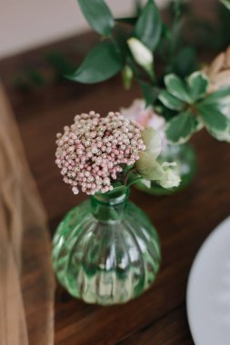 Ahşap masaya yerleştirin. Düğün ilhamı. Masa için kırsal tarzda düğün dekorasyonları. 