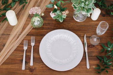 Ahşap masaya yerleştirin. Düğün ilhamı. Masa için kırsal tarzda düğün dekorasyonları. 