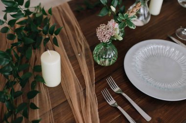 Ahşap masaya yerleştirin. Düğün ilhamı. Masa için kırsal tarzda düğün dekorasyonları. 