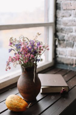 Ev içinde rahat bir düşüş. Sonbahar hala hayattır. Düz yatıyordu. sonbahardan esinlenilmiş ev dekoru.