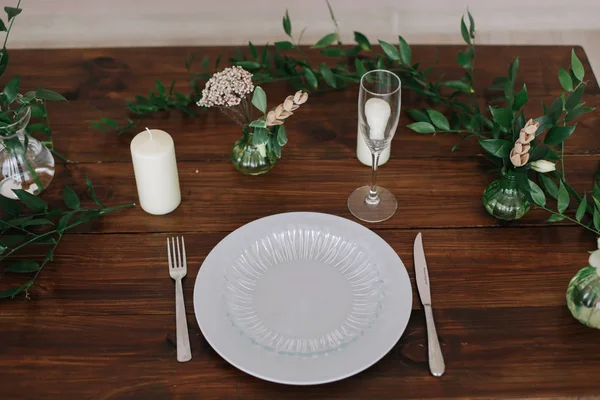 Coloque el ajuste en la mesa de madera. Inspiración boda. Decoraciones de boda para mesa en estilo rústico . — Foto de Stock