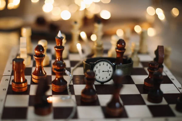 Ingår i schackbordet. schackpjäser på ett schackbräde av trä, ovanifrån. Fritid koppla av tid eller affärsstrategi koncept. Platt äggläggning — Stockfoto