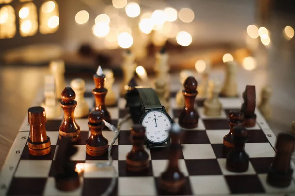 Parte de la mesa de ajedrez. piezas de ajedrez en un tablero de ajedrez de madera, vista superior. Ocio relajarse tiempo o concepto de estrategia de negocios. Puesta plana — Foto de Stock