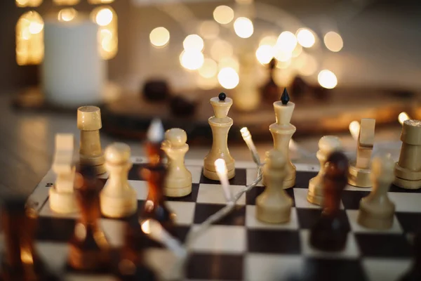 Ingår i schackbordet. schackpjäser på ett schackbräde av trä, ovanifrån. Fritid koppla av tid eller affärsstrategi koncept. Platt äggläggning — Stockfoto