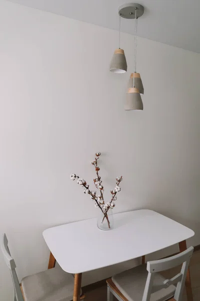 Ramo di cotone in vaso su tavolo su fondo chiaro. Arredo casa. Concetto blog o social media. design degli interni minimalista . — Foto Stock