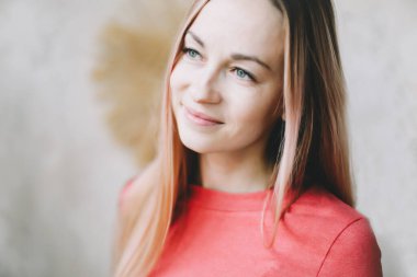 İçerde pembe elbiseli bir kızın romantik portresi. Güzel genç bayan.