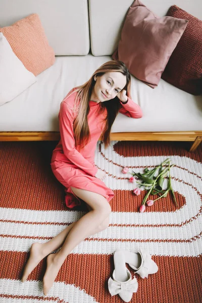 Retrato romántico de una chica vestida de rosa en el interior. Hermosa joven mujer — Foto de Stock