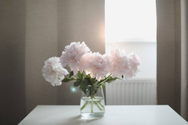 Evdeki vazoda güzel pembe şakayıklar. Çiçek kompozisyonu. Çiçek dükkanı konsepti. Taze kesilmiş güzel bir buket. kopyalama alanı