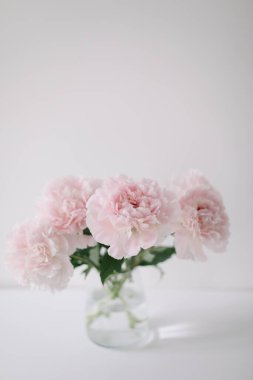 Evdeki vazoda güzel pembe şakayıklar. Çiçek kompozisyonu. Çiçek dükkanı konsepti. Taze kesilmiş güzel bir buket. kopyalama alanı