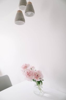 Evdeki vazoda güzel pembe şakayıklar. Çiçek kompozisyonu. Çiçek dükkanı konsepti. Taze kesilmiş güzel bir buket. kopyalama alanı