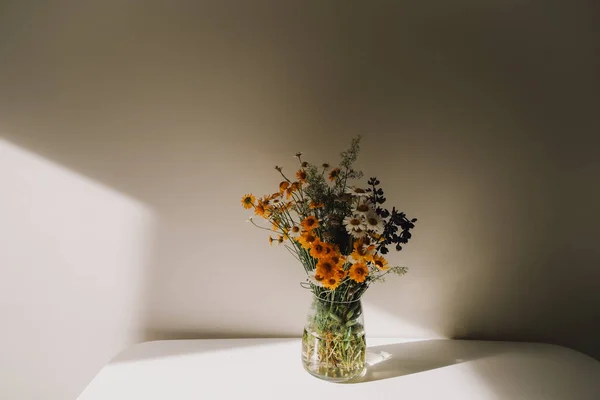 Цветные цветки в середине лета. Букет диких натуральных цветов в вазе на столе, избирательный фокус. Летние обои — стоковое фото
