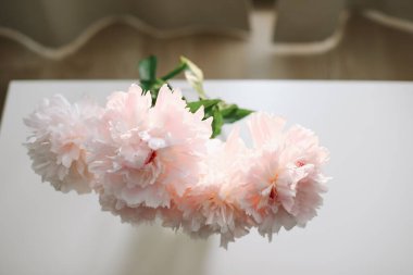 Evdeki vazoda güzel pembe şakayıklar. Çiçek kompozisyonu. Çiçek dükkanı konsepti. Taze kesilmiş güzel bir buket. kopyalama alanı