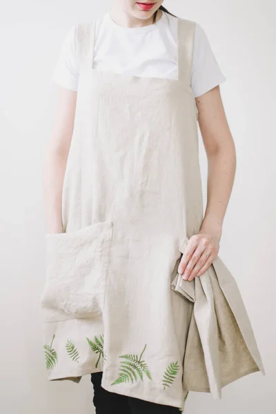Menina vestindo avental de linho japonês. Cozinhar em casa. Têxtil. tecido de linho — Fotografia de Stock