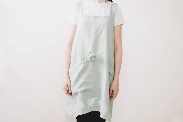 Menina vestindo avental de linho japonês. Cozinhar em casa. Têxtil. tecido de linho — Fotografia de Stock