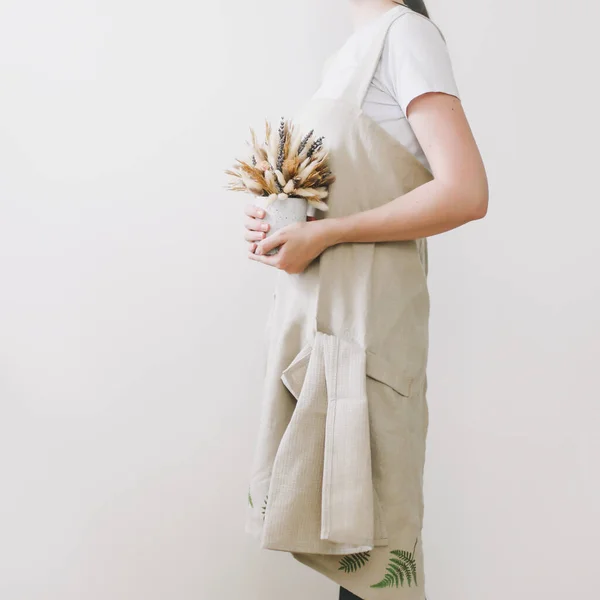 Menina vestindo avental de linho japonês. Cozinhar em casa. Têxtil. tecido de linho — Fotografia de Stock