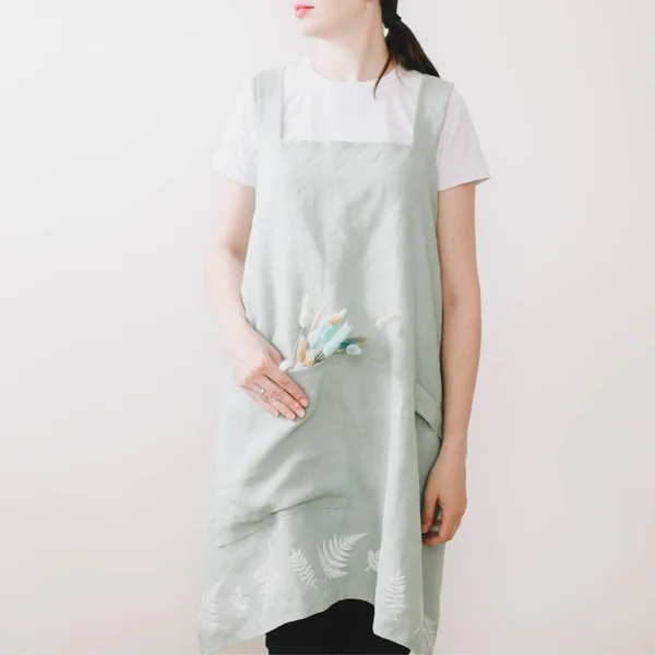 Mulher em avental de linho de cozinha japonês. Têxtil. Limpar avental tecido natural. Blogger de comida, cozinha caseira. estilo rústico — Fotografia de Stock