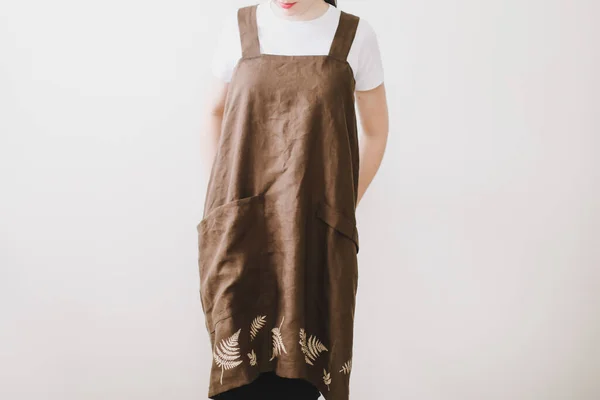 Žena v japonské kuchařské zástěře. Textilní kuchyně. Čistá zástěra z přírodní látky. Blogger na jídlo, domácí kuchyně. rustikální styl — Stock fotografie