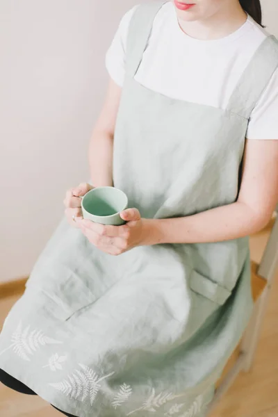 Dona de casa em avental de linho isolado em fundo branco. Mulher empregada de avental na cozinha. Espaço de cópia para propaganda — Fotografia de Stock