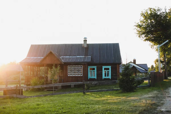 Vieille maison en bois dans village. Ferme nationale en bois au Bélarus. Vue de la maison ethnique rustique sur le coucher du soleil. Paysage rural — Photo