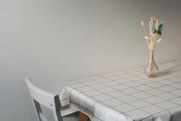 Современная столовая. Стол с букетом цветов и стульев. Современный интерьер кухни. Солнечное утро. Уютный дом. дизайн интерьера — стоковое фото