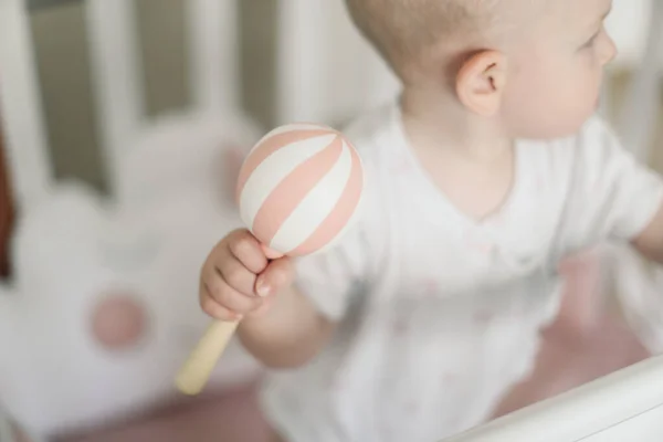 Evde ya da çocuk odasında oyuncaklarla oynayan tatlı küçük bir kız. Mutlu sağlıklı çocuk renkli oyuncaklarla eğleniyor.. — Stok fotoğraf