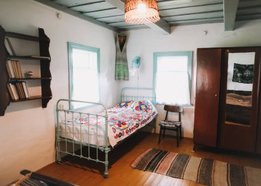 Çiftlik evi için eski iç dekorasyon. Kırsal ev tasarımı. Eski ev dekorasyonu. Gerçek fotoğraf.