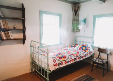 Çiftlik evi için eski iç dekorasyon. Kırsal ev tasarımı. Eski ev dekorasyonu. Gerçek fotoğraf.