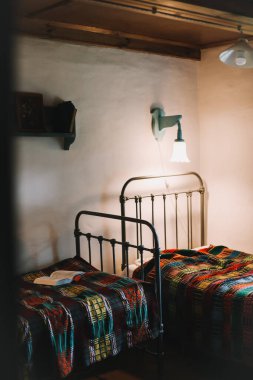 Çiftlik evi için eski iç dekorasyon. Kırsal ev tasarımı. Eski ev dekorasyonu. Gerçek fotoğraf.