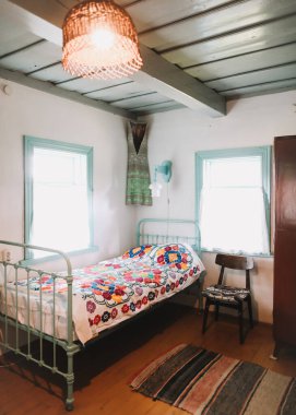 Çiftlik evi için eski iç dekorasyon. Kırsal ev tasarımı. Eski ev dekorasyonu. Gerçek fotoğraf.