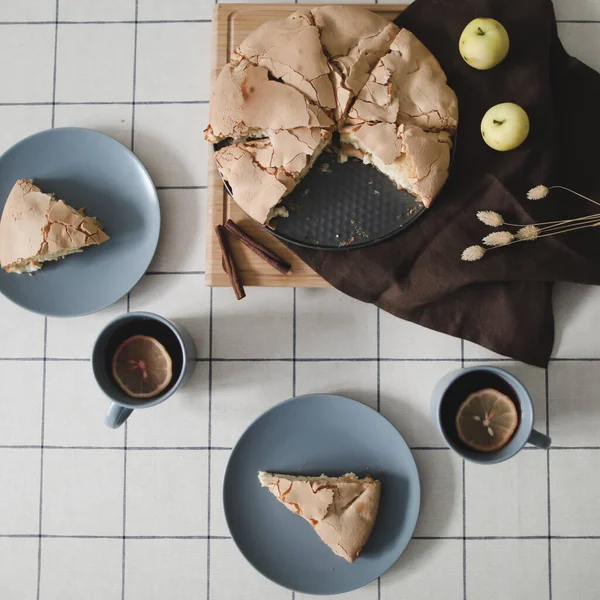 Potongan pie apel yang lezat. Komposisi dengan pie apel buatan sendiri yang lezat, kayu manis dan apel di atas meja. Berbaringlah. Tampilan atas — Stok Foto