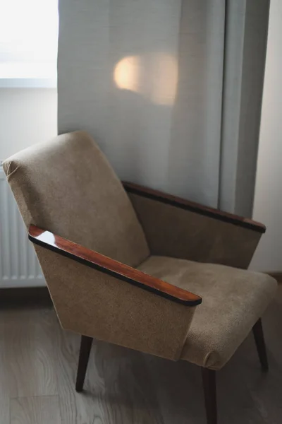 Woonkamer met gezellige stoel. Interieur ontwerp concept. Neutraal interieur met retro fauteuil op beige achtergrond. Echte foto — Stockfoto
