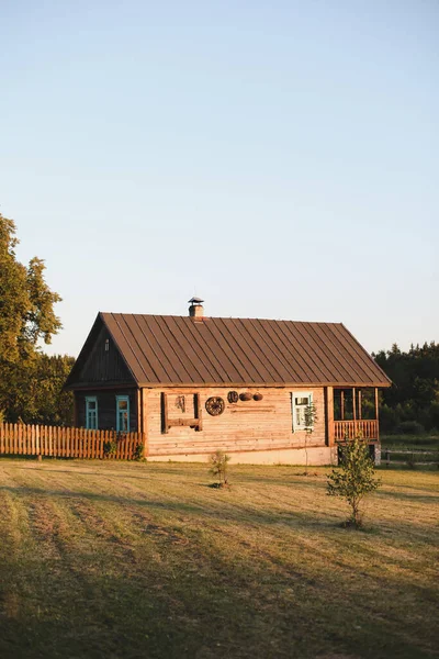 Régi faház a faluban. Farmház Fehéroroszországban. Kilátás rusztikus etnikai ház naplementekor. vidéki táj — Stock Fotó