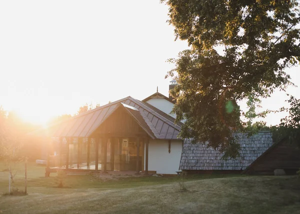 Vieille maison en bois dans village. Ferme au Bélarus. Vue de la maison ethnique rustique sur le coucher du soleil. paysage rural — Photo