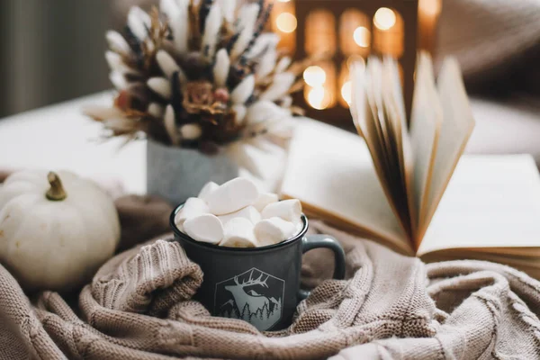 Sonbahar yatağı. Mevsimlik ev sonbahar dekorasyonu. Şükran Günü, Cadılar Bayramı ve Sonbahar konsepti. Samimi sıcak görüntü, hygge biçimi — Stok fotoğraf