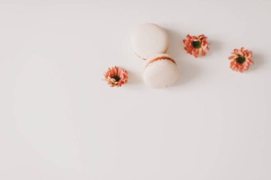 Beyaz arka planda badem kurabiyeli ve çiçekli moda tasarım. Üst Manzara. Mesaj için yer. Doğum günü, düğün kartı