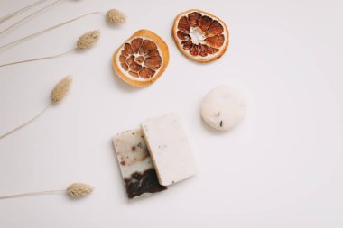 Doğal el yapımı sabun ve malzemelerle düz kompozisyon. Masa üstü görünümünde güzel bir spa kompozisyonu.