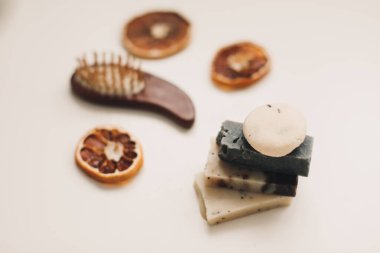 Doğal el yapımı sabun ve malzemelerle düz kompozisyon. Masa üstü görünümünde güzel bir spa kompozisyonu.